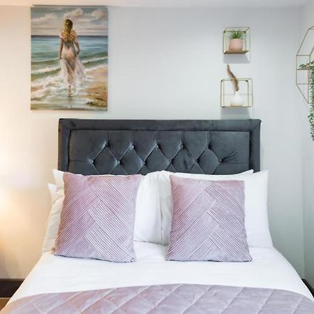 Heathrow Guest House - Oakway Feltham Екстер'єр фото