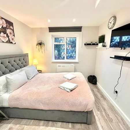 Heathrow Guest House - Oakway Feltham Екстер'єр фото