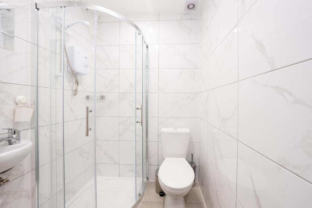 Heathrow Guest House - Oakway Feltham Екстер'єр фото
