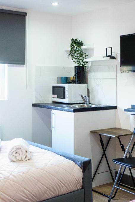 Heathrow Guest House - Oakway Feltham Екстер'єр фото