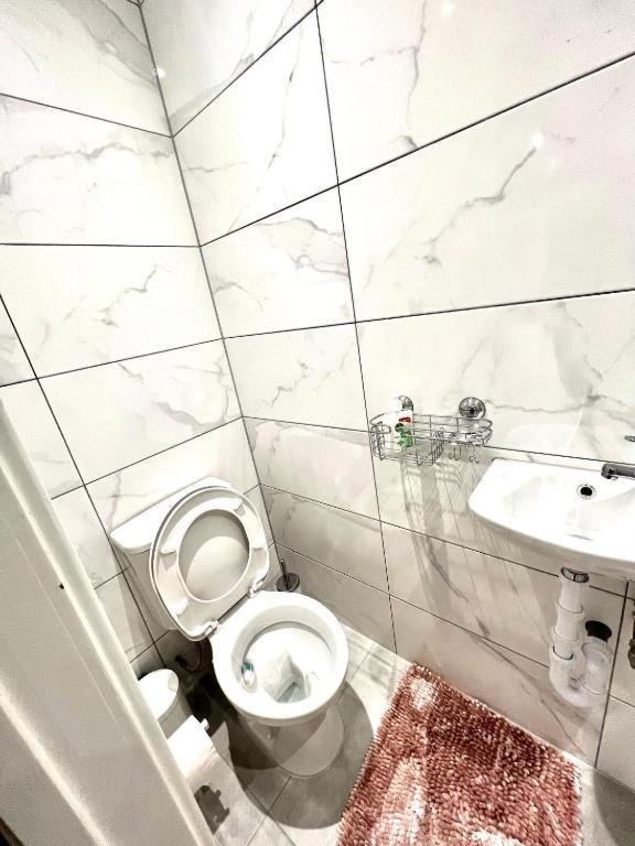 Heathrow Guest House - Oakway Feltham Екстер'єр фото