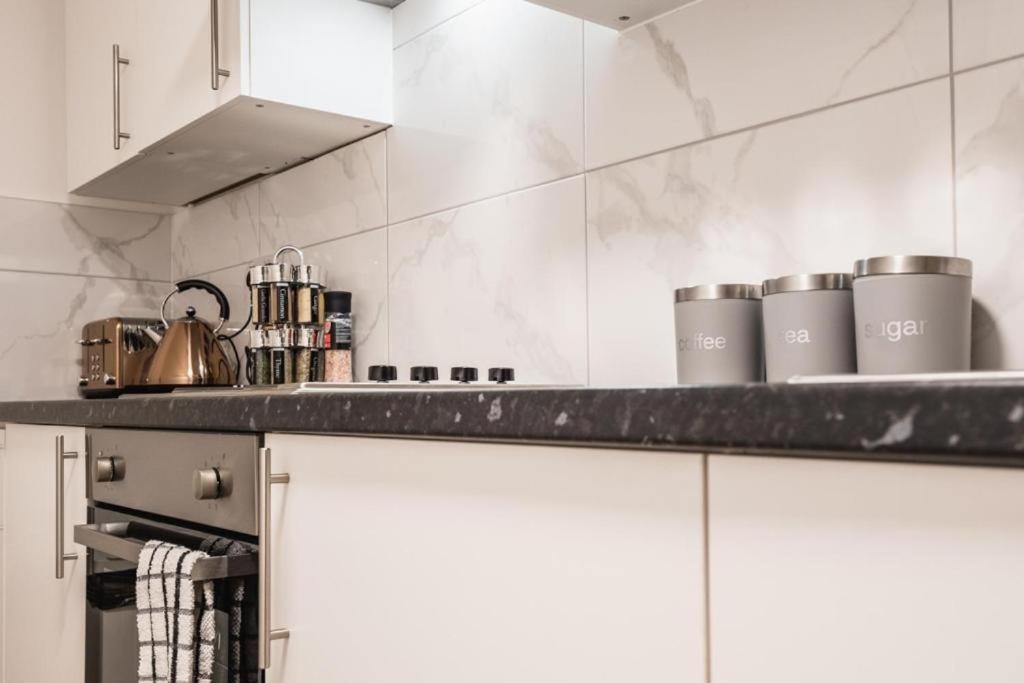 Heathrow Guest House - Oakway Feltham Екстер'єр фото