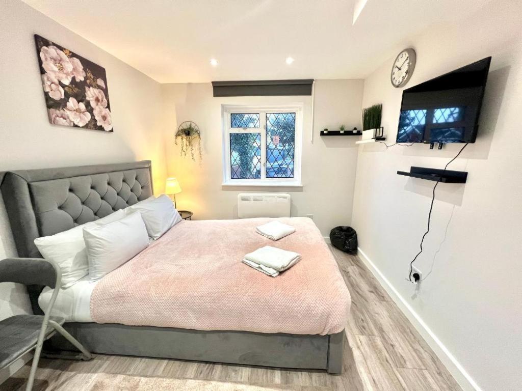 Heathrow Guest House - Oakway Feltham Екстер'єр фото