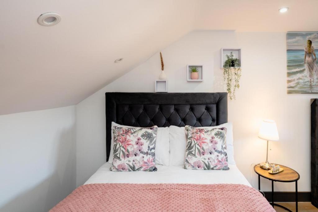 Heathrow Guest House - Oakway Feltham Екстер'єр фото