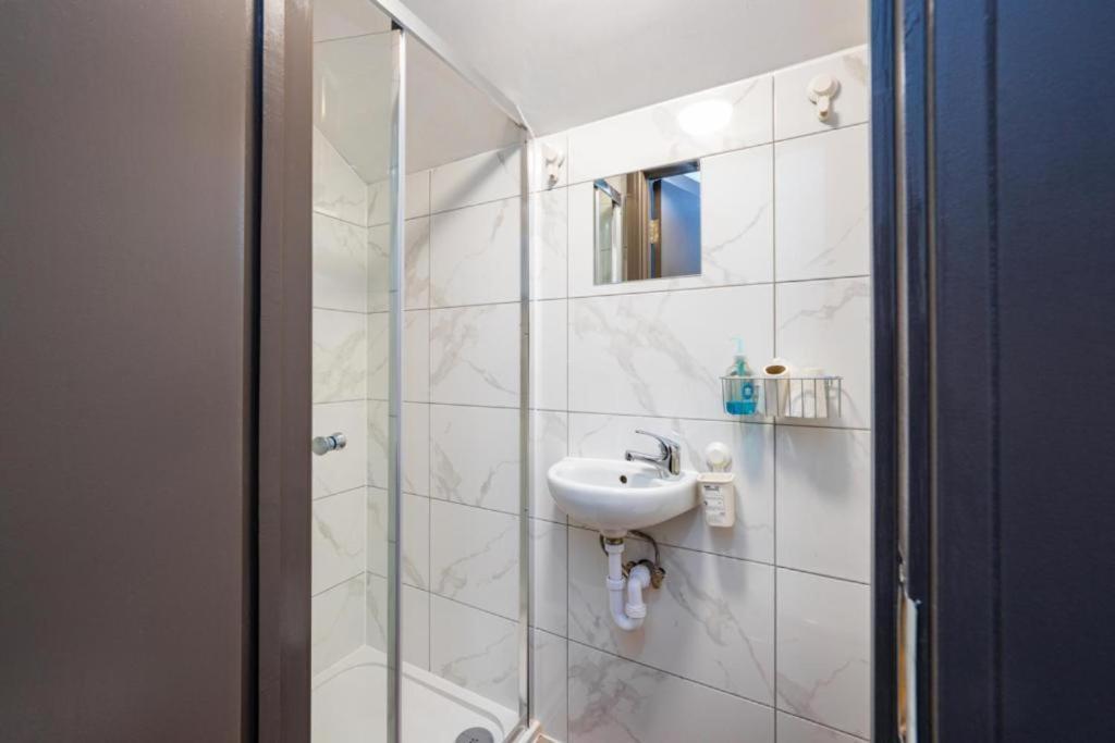 Heathrow Guest House - Oakway Feltham Екстер'єр фото