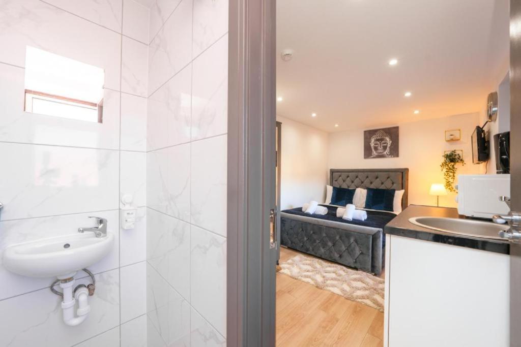 Heathrow Guest House - Oakway Feltham Екстер'єр фото