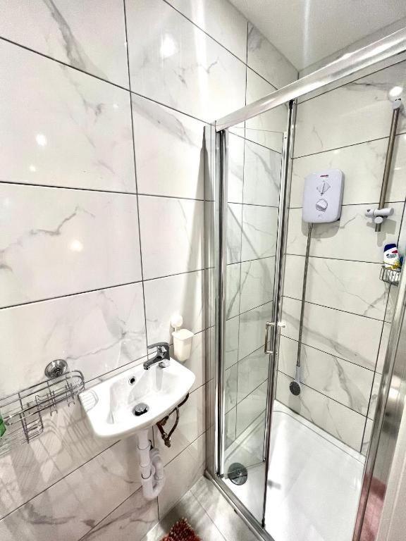 Heathrow Guest House - Oakway Feltham Екстер'єр фото